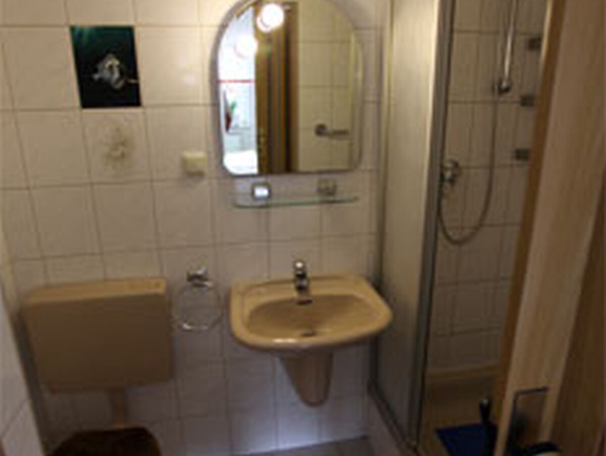 Noack公寓（ Kranichfeld ） - LOH 07387 ，带淋浴间/马桶的双人房