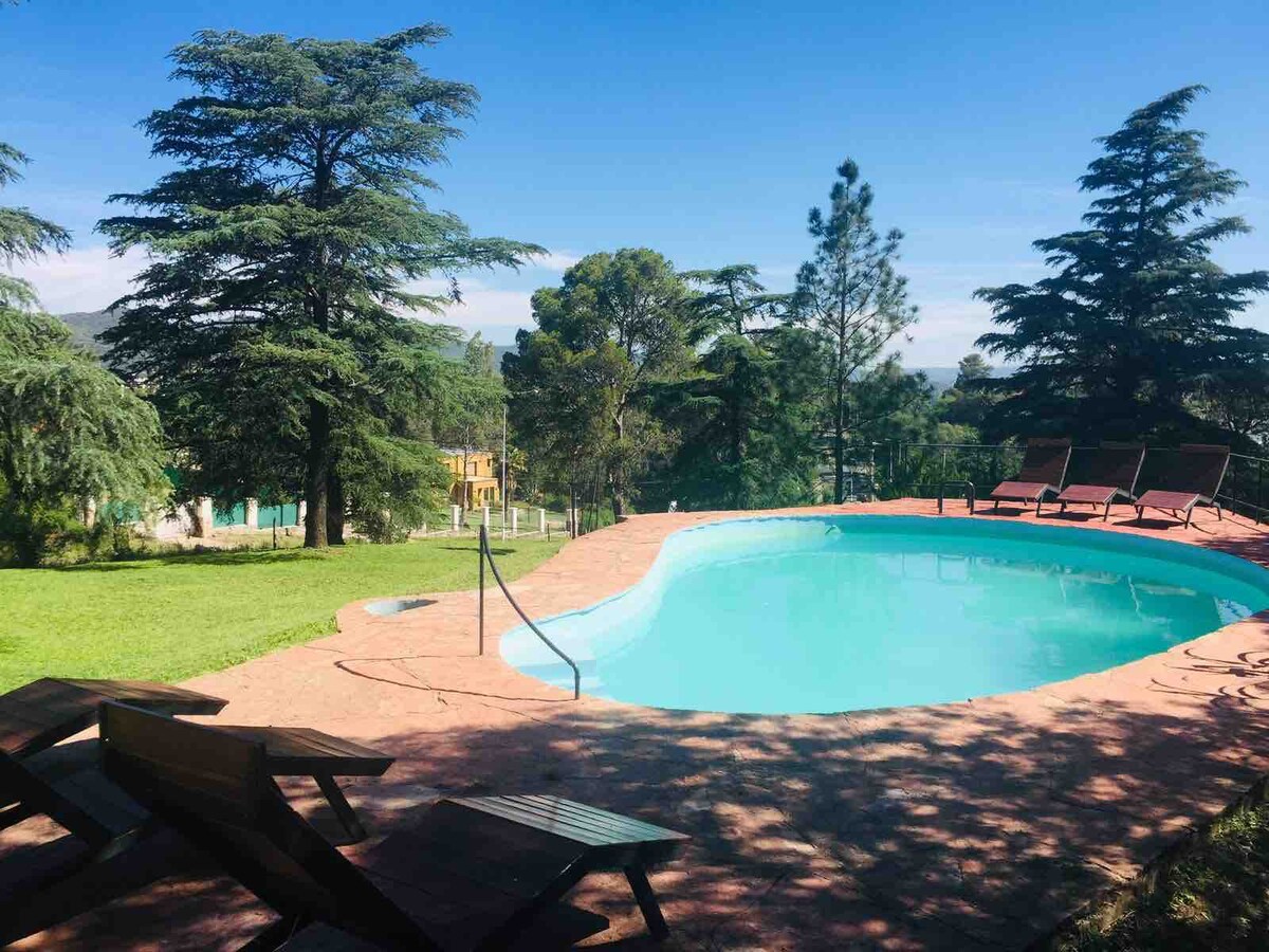 全新！令人惊叹的别墅，可欣赏卡洛斯帕斯（ Carlos Paz ）的美景-游泳池