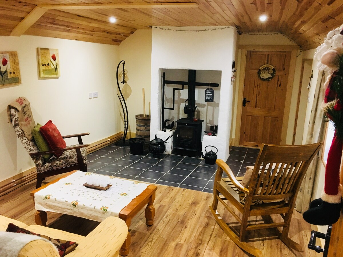 Central Donegal Riverbank传统小屋