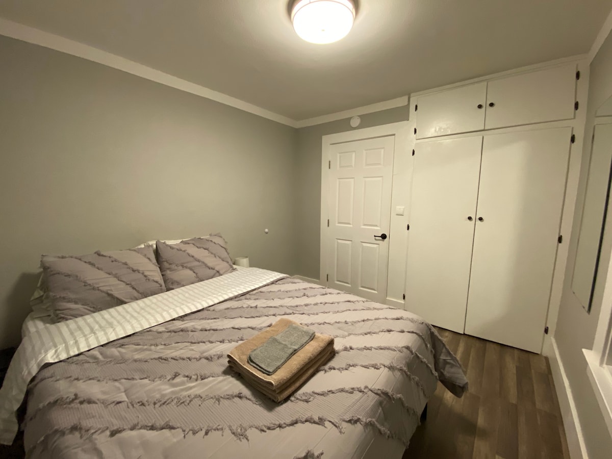 标准双人床单间公寓，最近重新装修，厨房/浴室