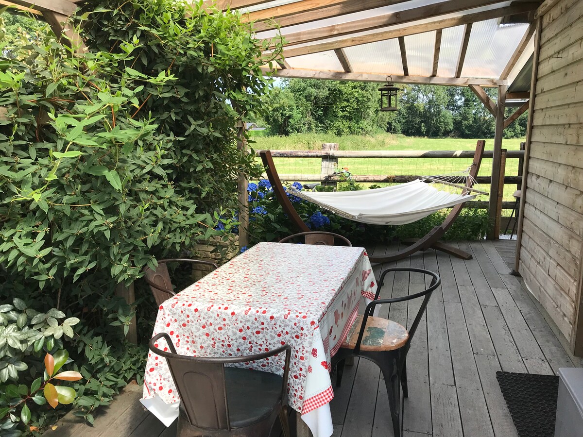 带私人热水浴缸的浪漫小屋。