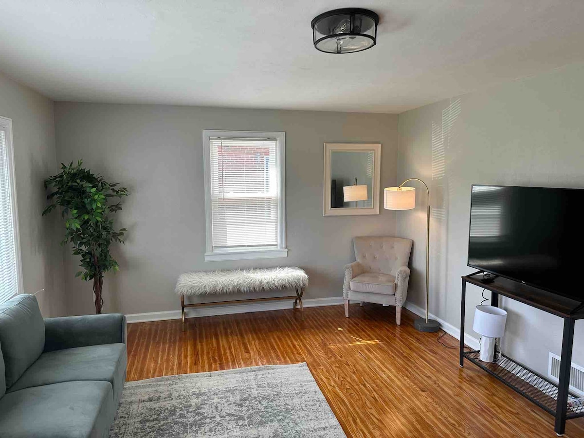 Cheerful 2BR Mins to Downtown & Newport w/ Parking