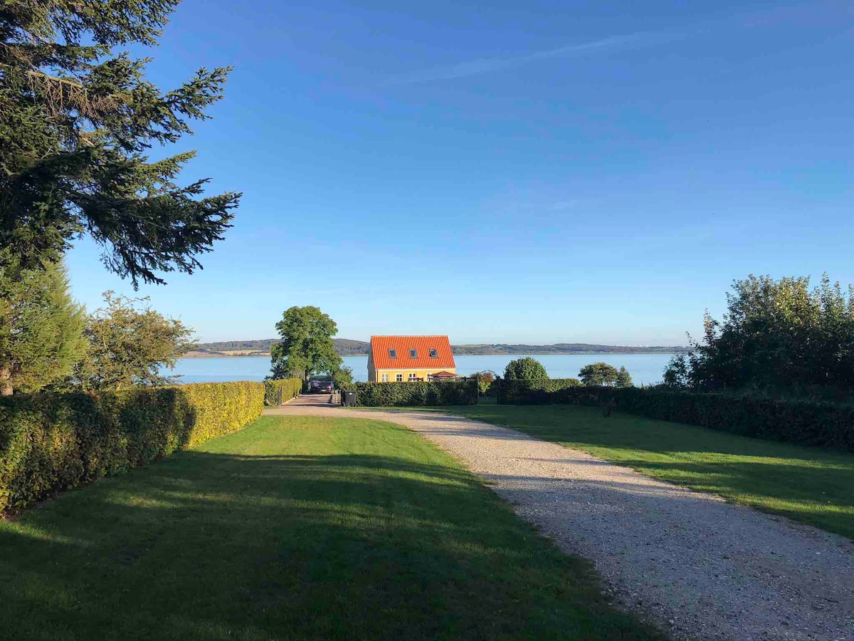 ♥ Sommerhus-perle med idyllisk udsigt over Tissø ♥