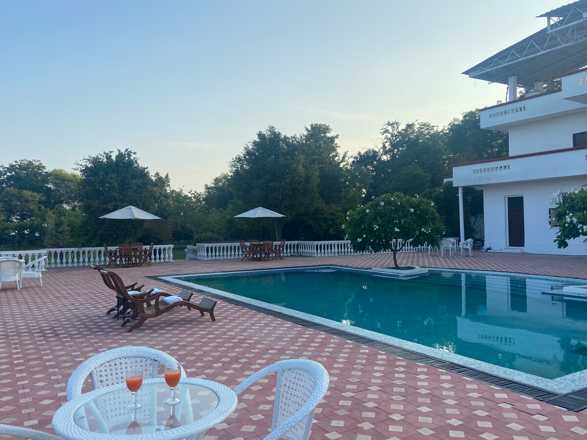 Hi5 Stays Farm Gurgaon w/Huge Pool/PetLoving/Party