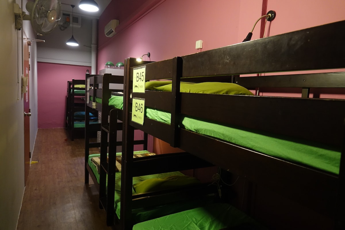 6张床女性宿舍的单人床