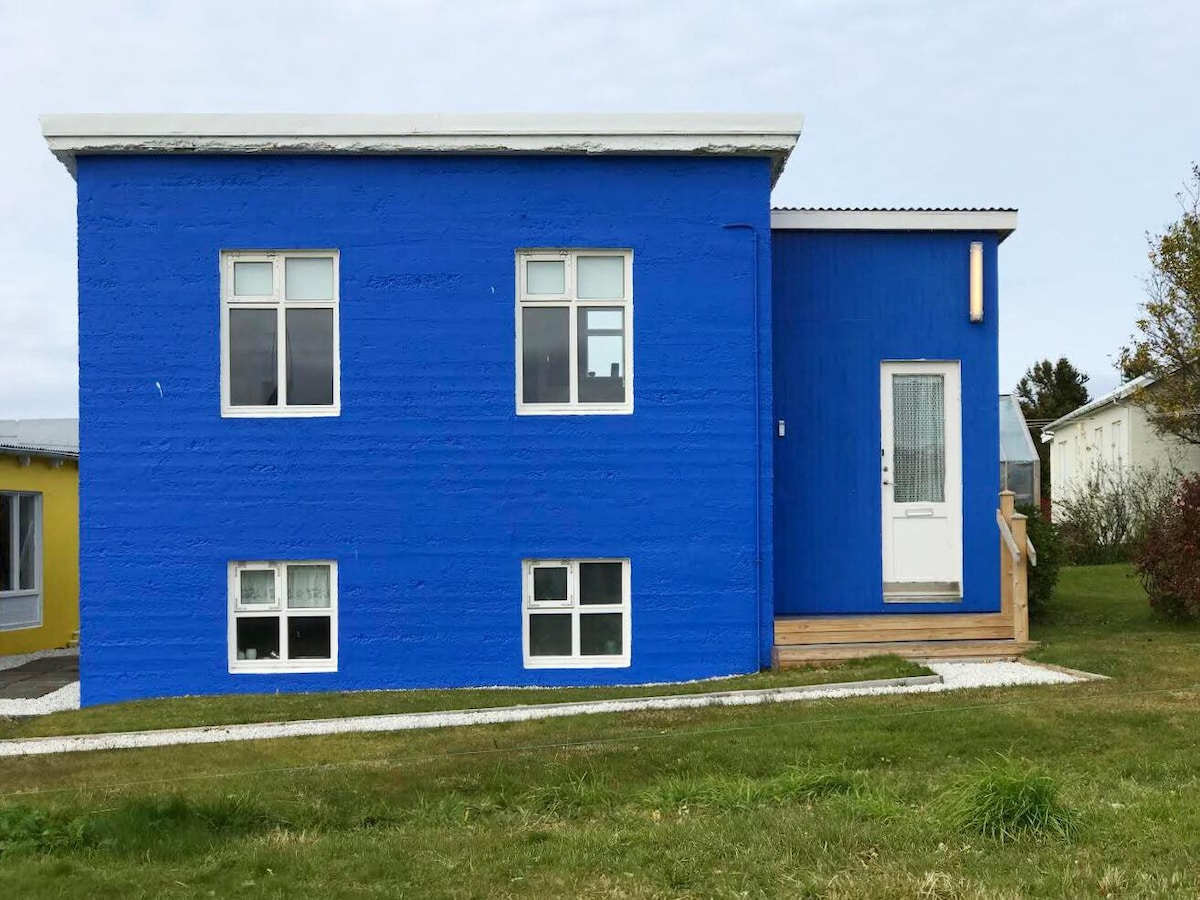 Bjarmaland -海边舒适的蓝色小屋