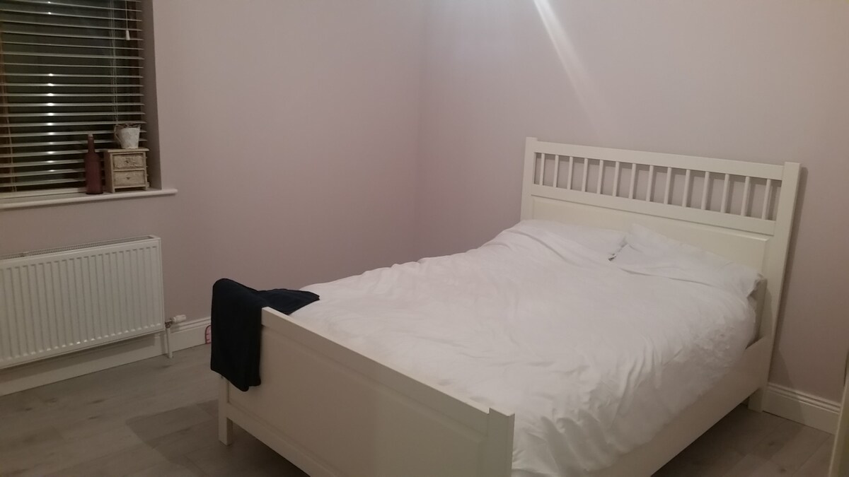 Large Clean Double Room in Great Location