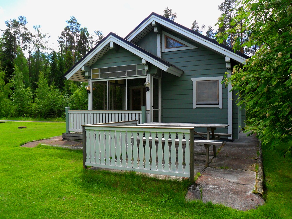 LomakyläTapiola的湖畔小屋