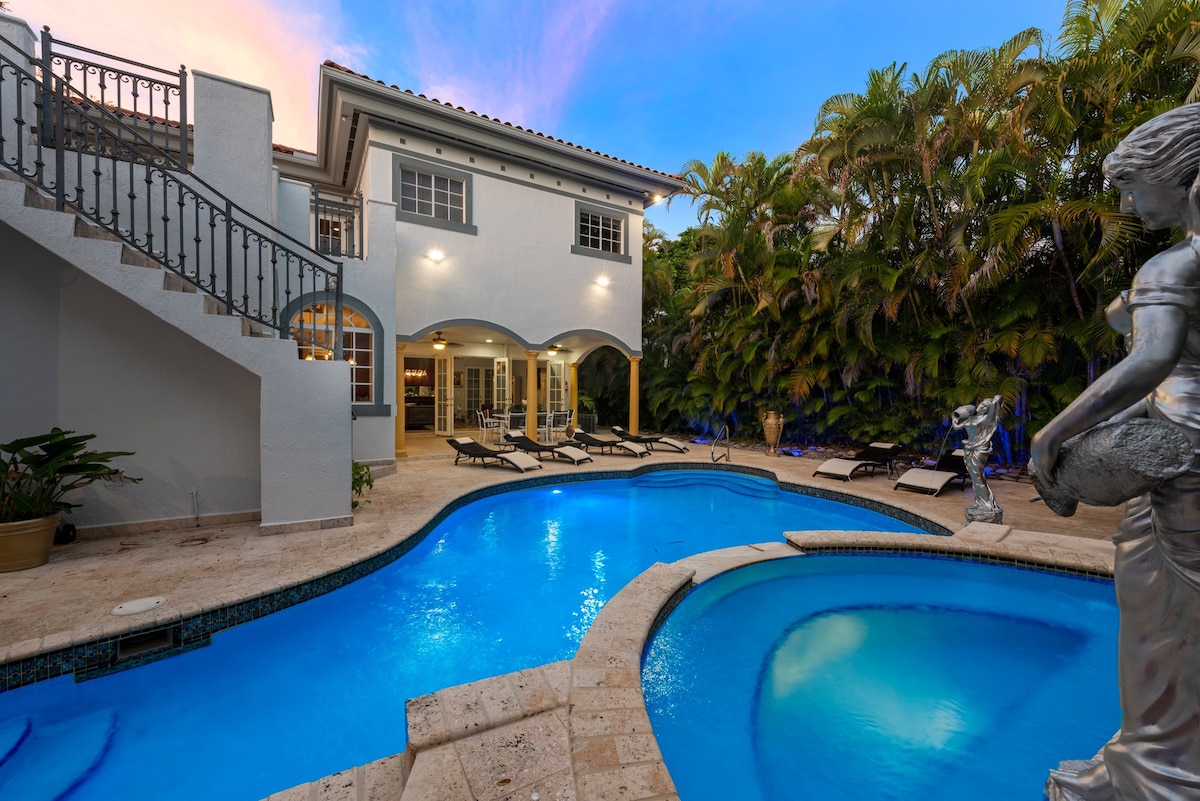 8BR Majestic Pool Paradise