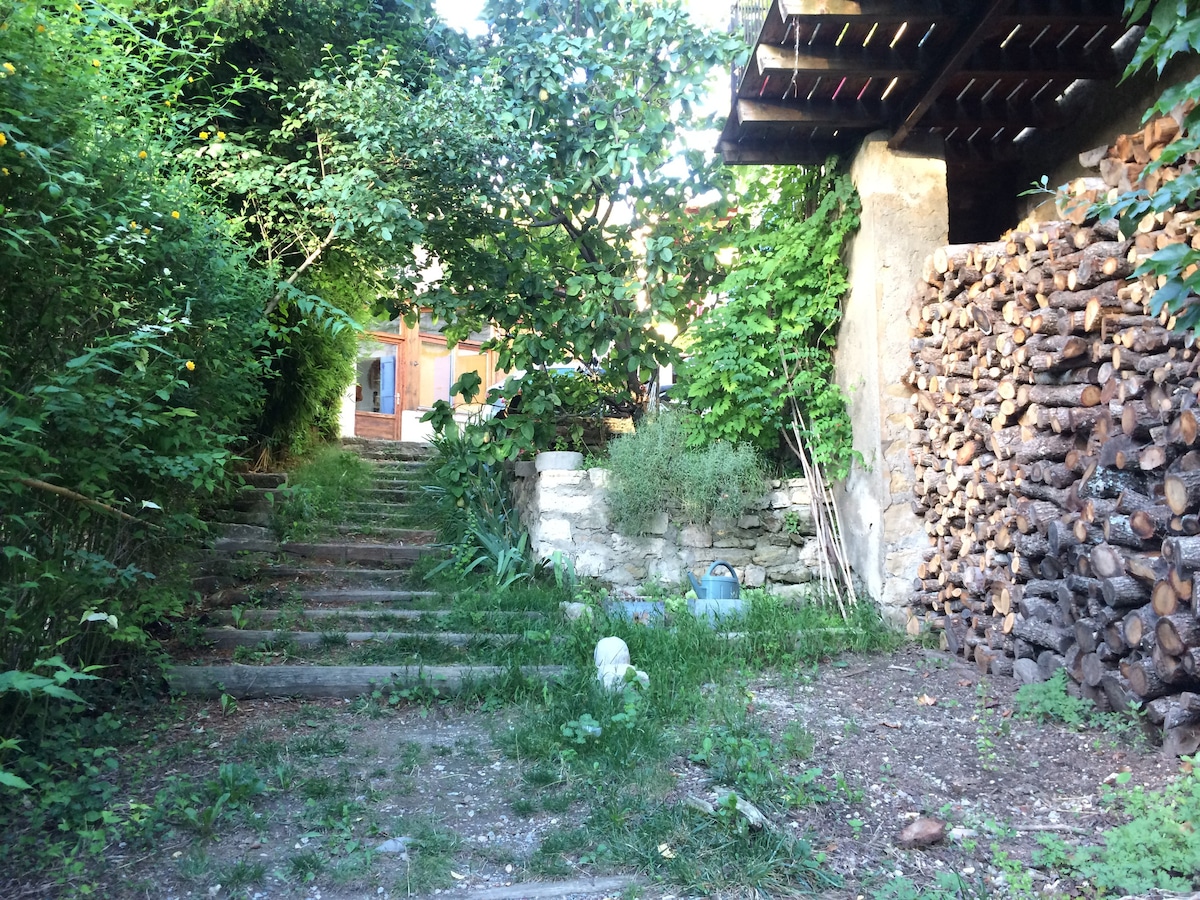 Maison ancienne avec jardin près d'un golf