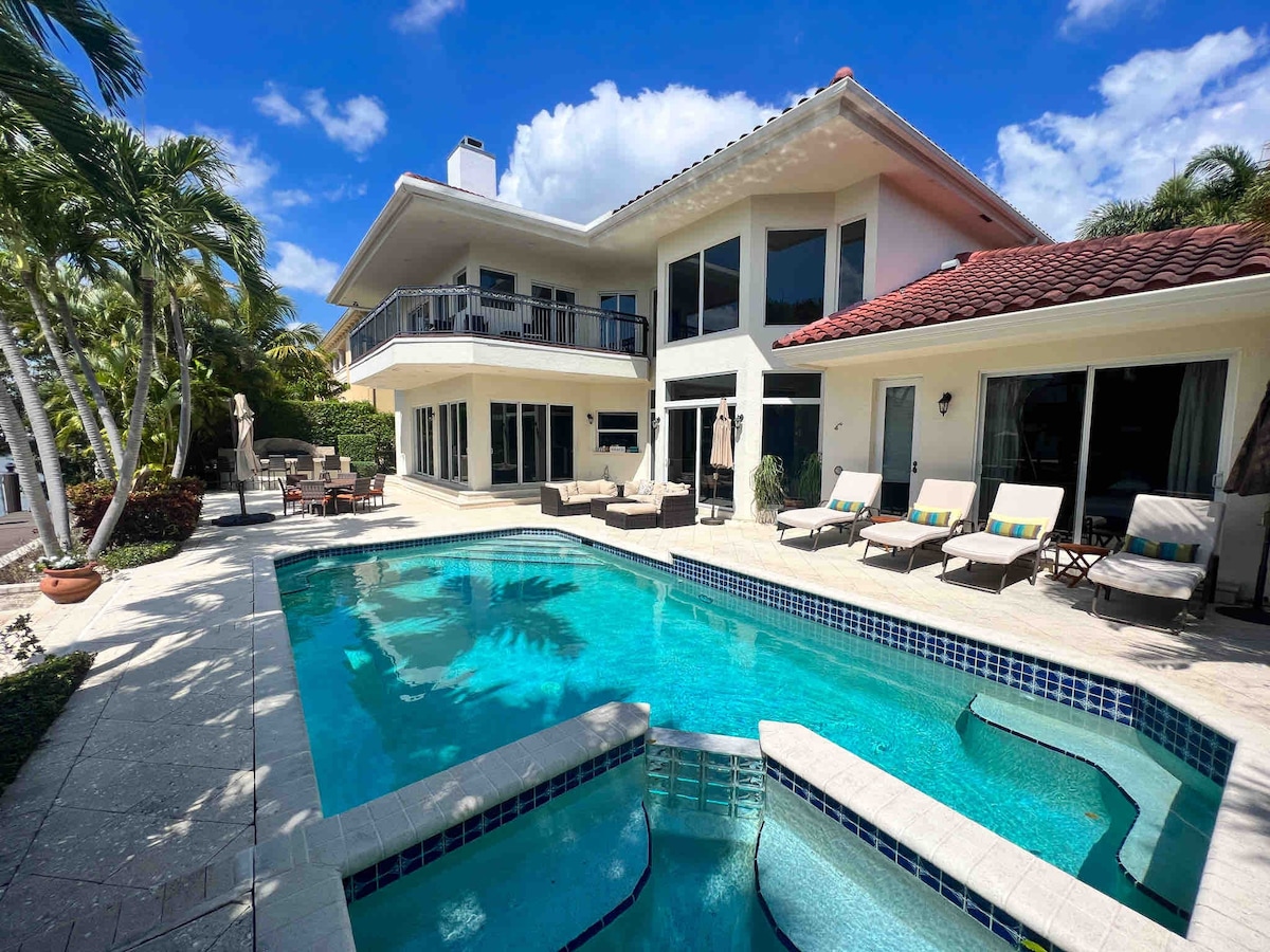 DELRAY BEACH LUXURIOUS WATERFRONT POOL HOME!