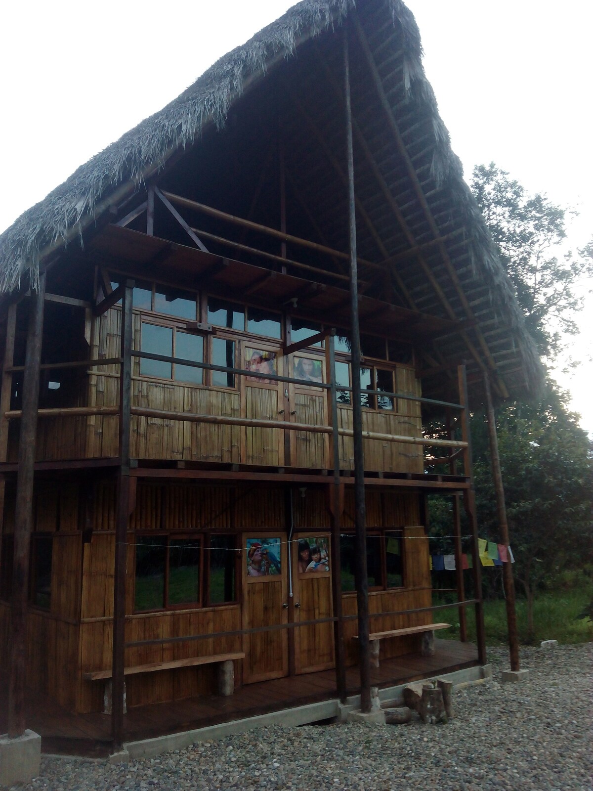 Cabaña de madera y bambú en la selva amazónica