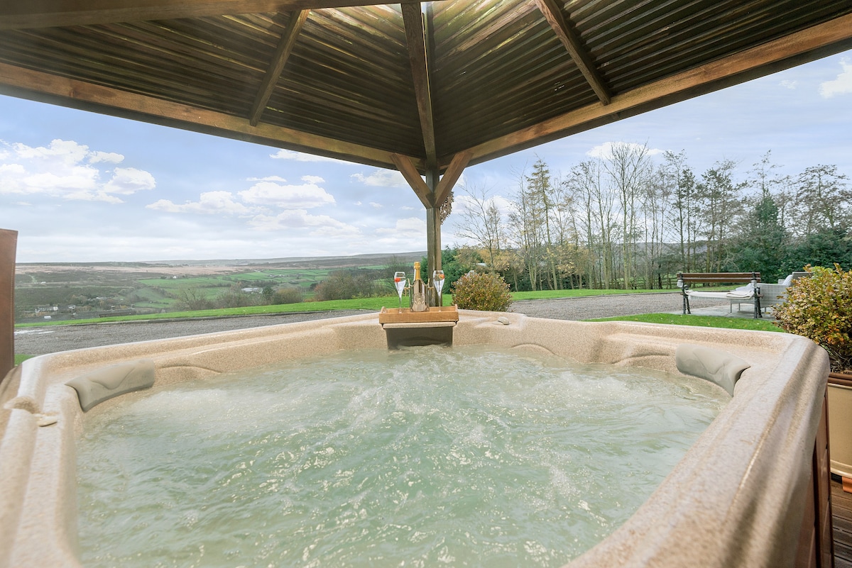 带热水浴缸和景观的浪漫豪华小屋