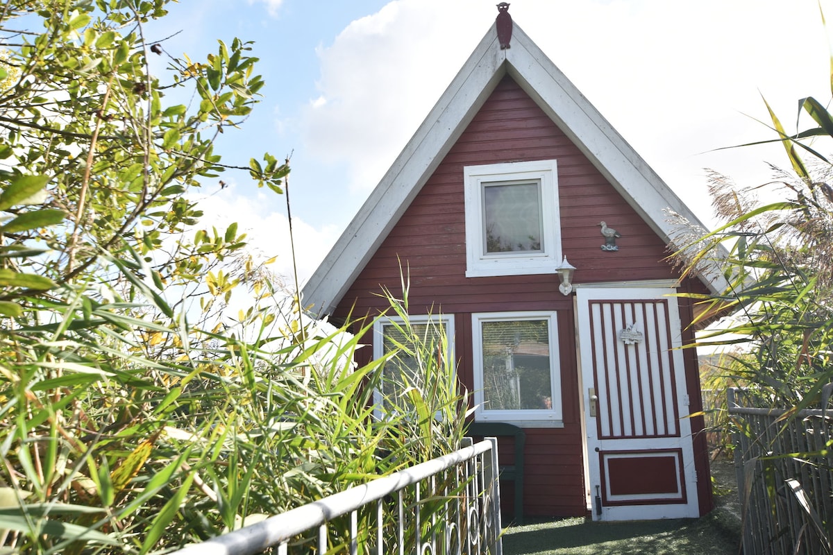 Holiday home with jetty in Sternberg