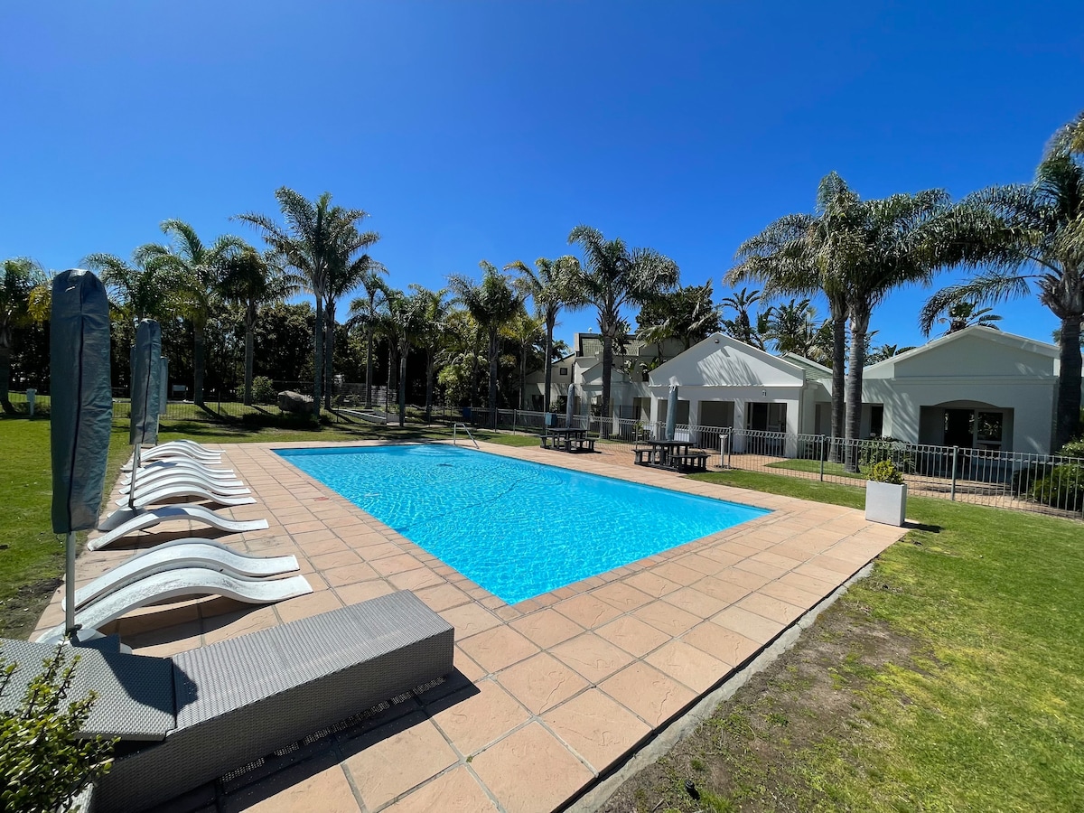 The Sandcastle|3-bed apartment|Pool, BBQ, fun!