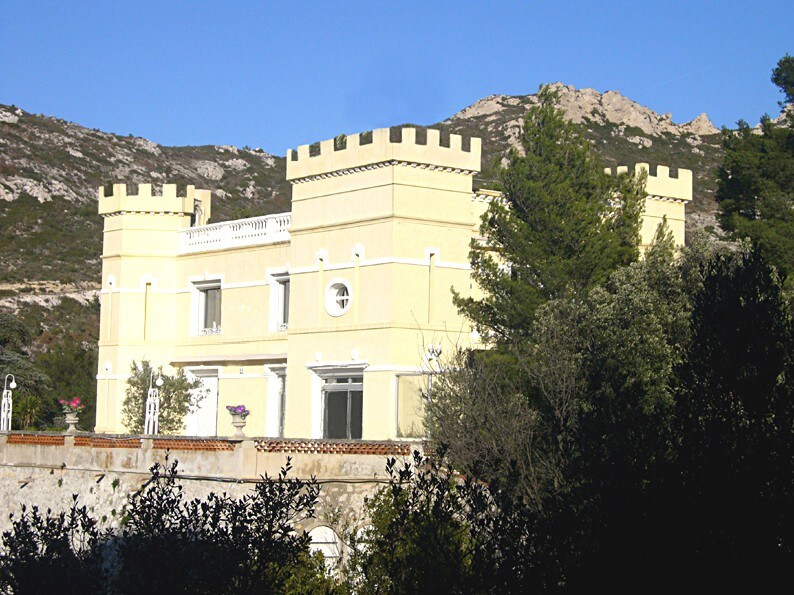 葫芦边缘的19世纪城堡