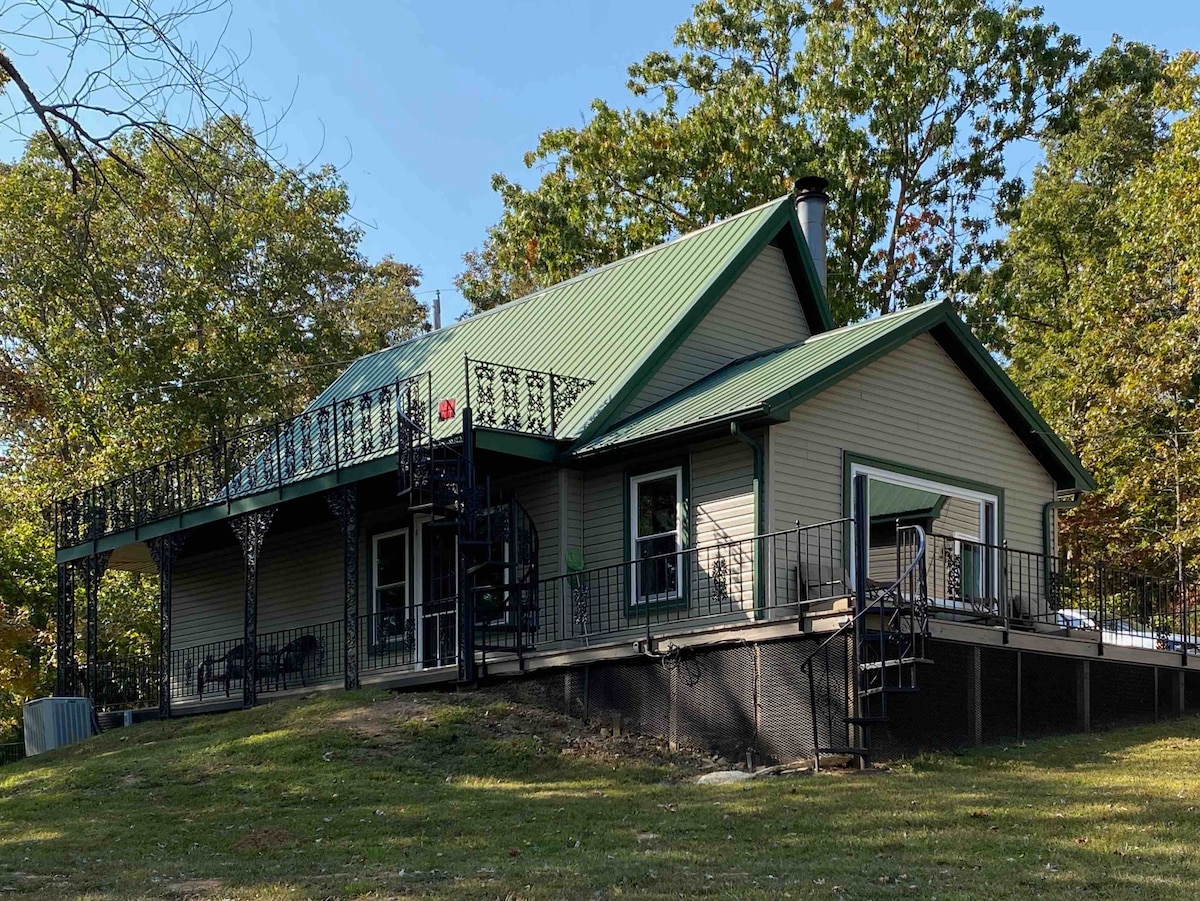 17 Acre Lake Retreat - Taylor Lodge