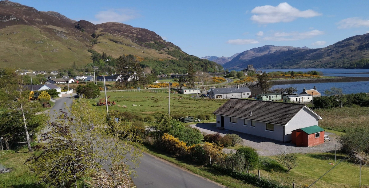 Ardelve、平房、城堡和斯凯岛（ Isle of Skye ）景观。