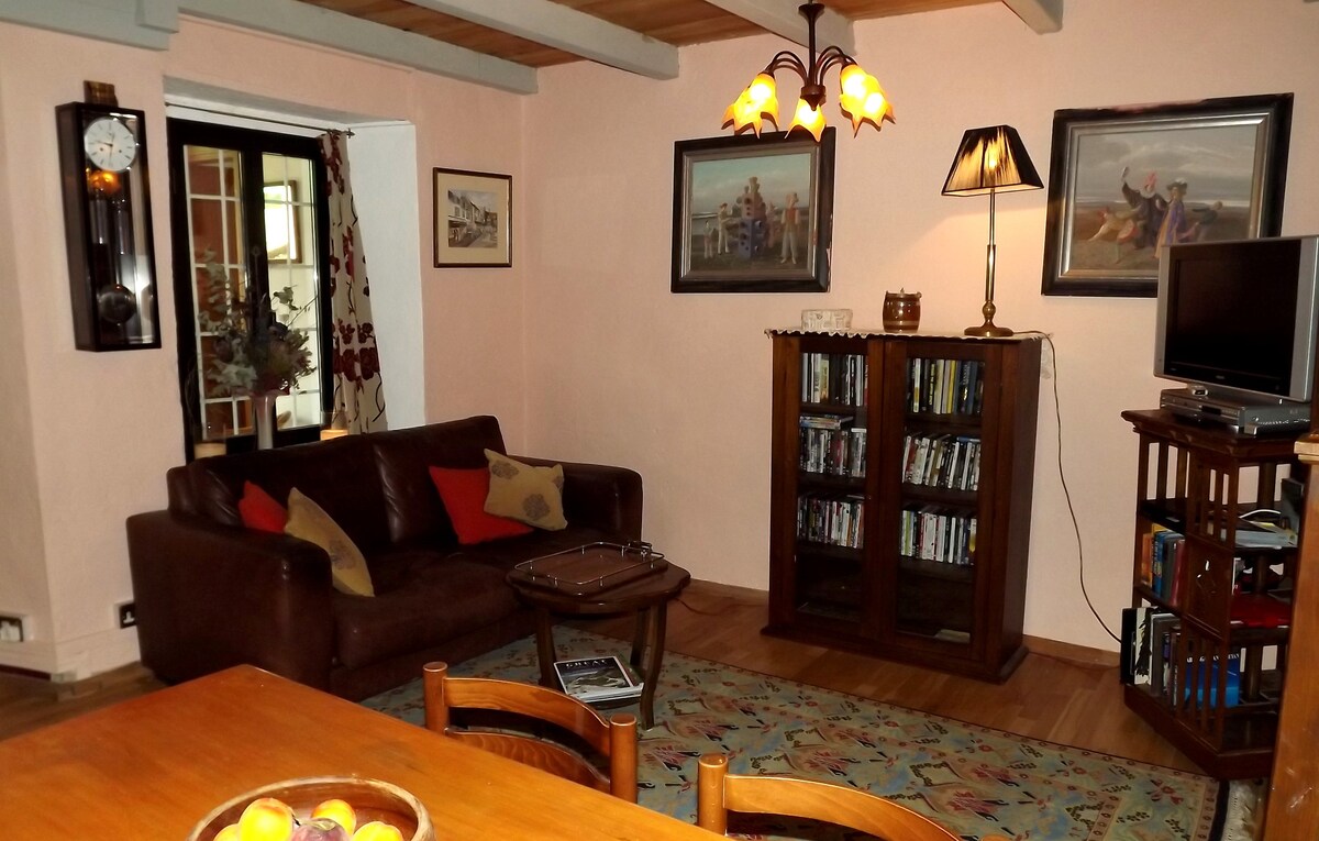 Tranquil cottage, trekking, cycling ,dogs welcome