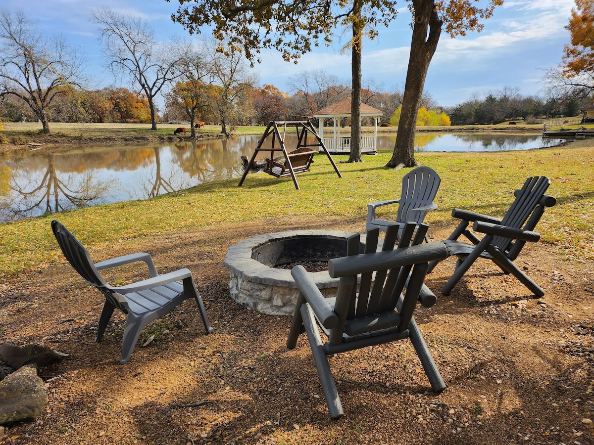 Glamping Getaway with a great view of the pond!