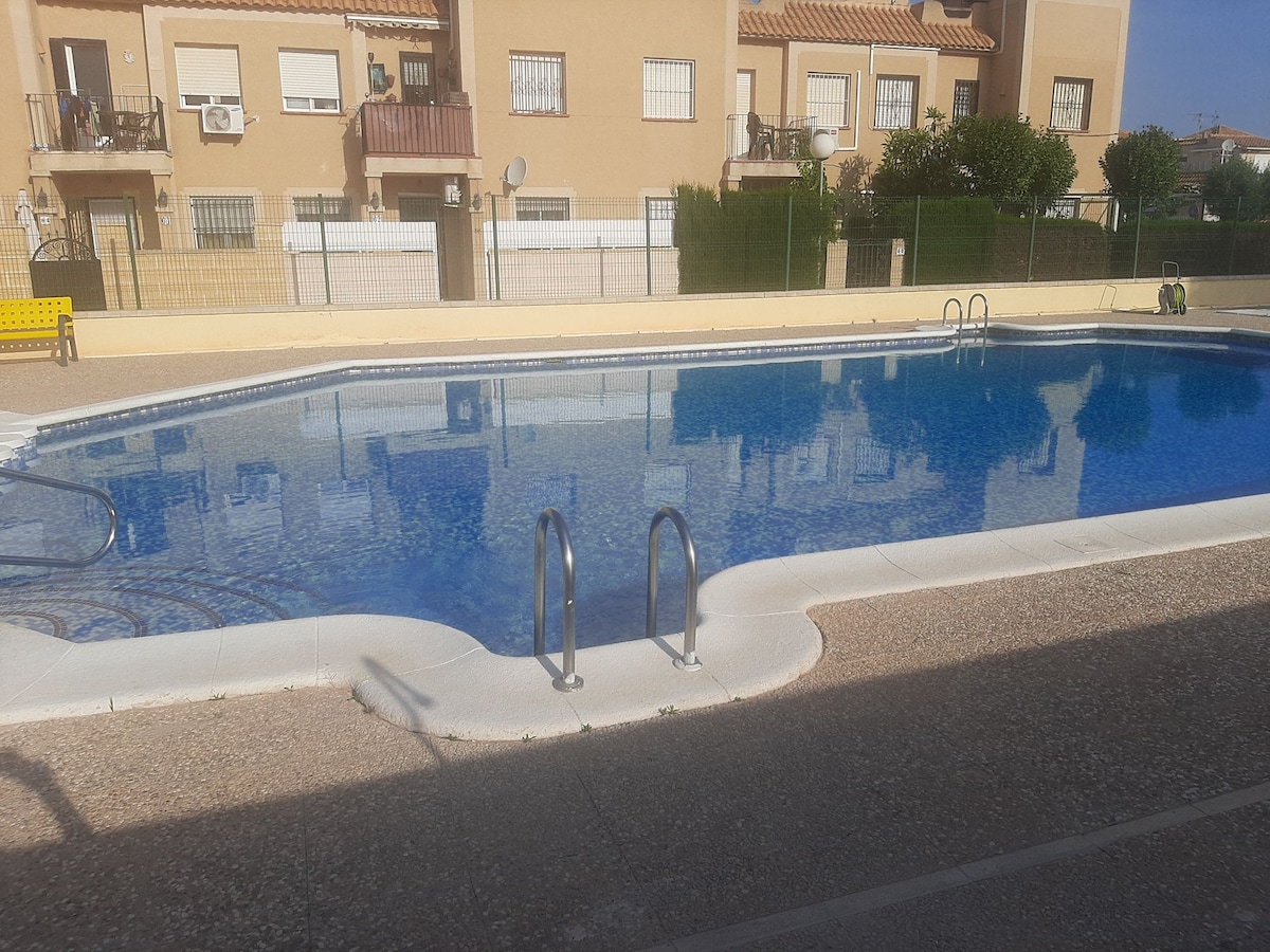 位于托雷维耶哈（ Torrevieja ）的漂亮房源，享有泳池景观