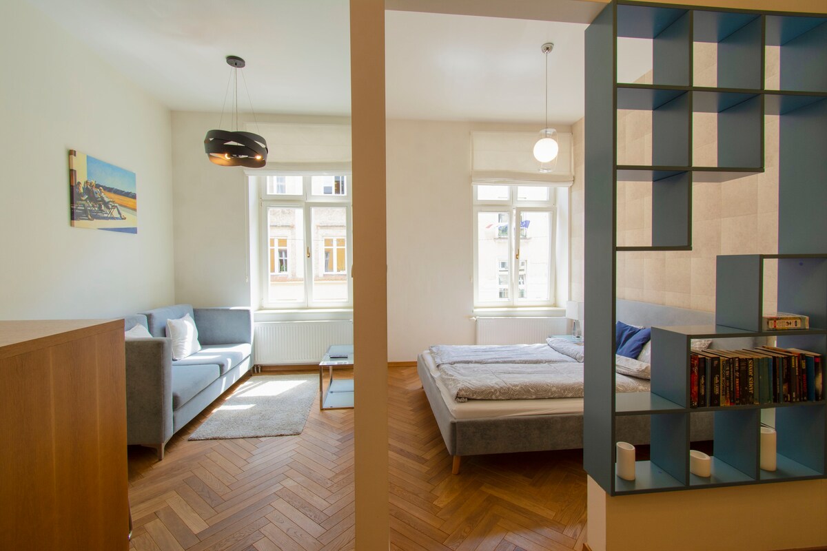 1楼Kazimierz的现代公寓，可供2人或1人入住