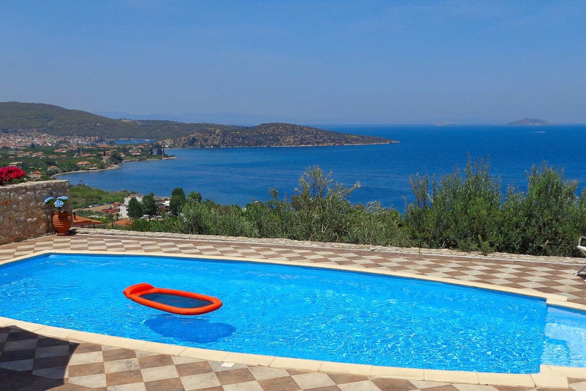 Luxury Villa with Pool overlooking a Majestic View
