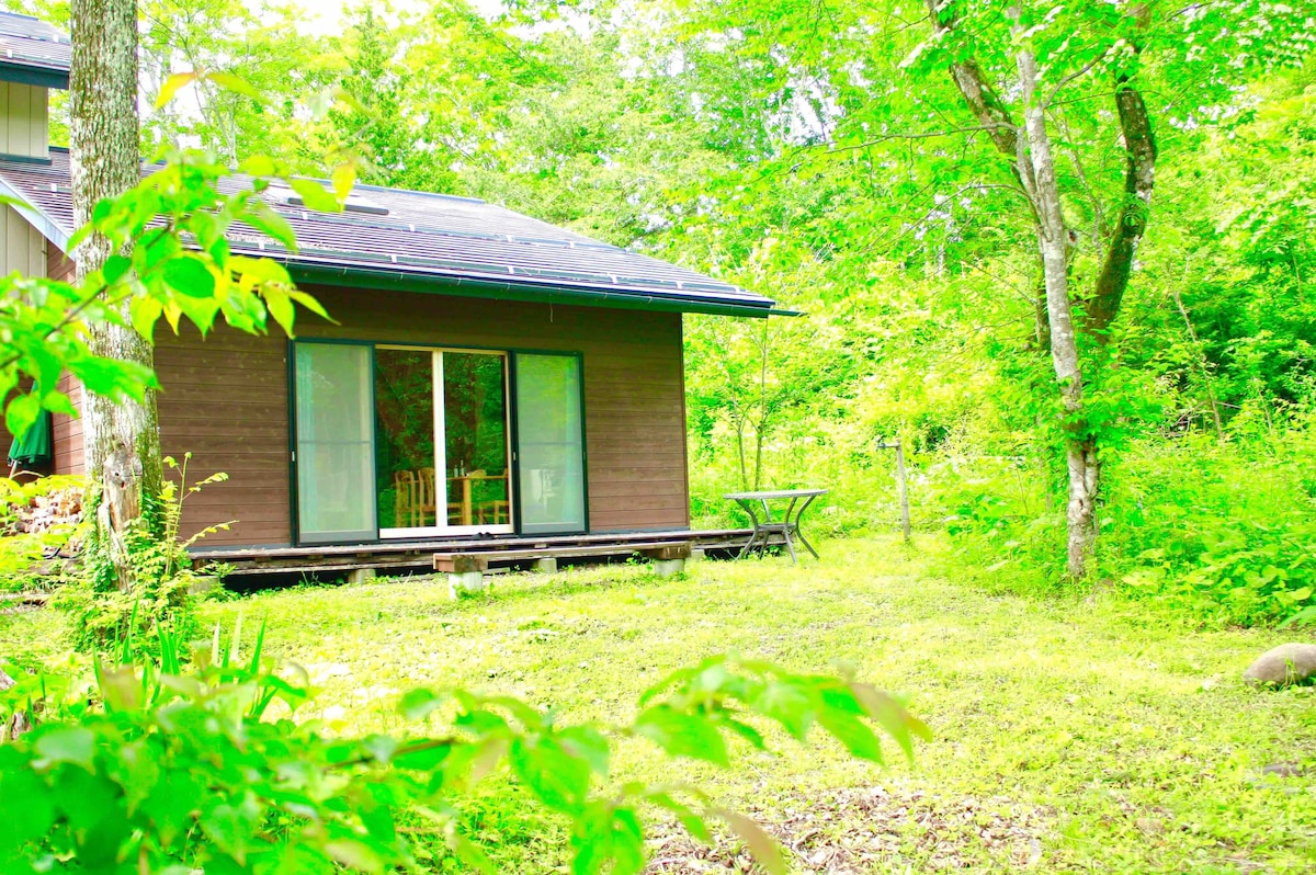 您可以在Yatsugatake山脚下的森林中与家人一起放松身心的房源。OTONARI