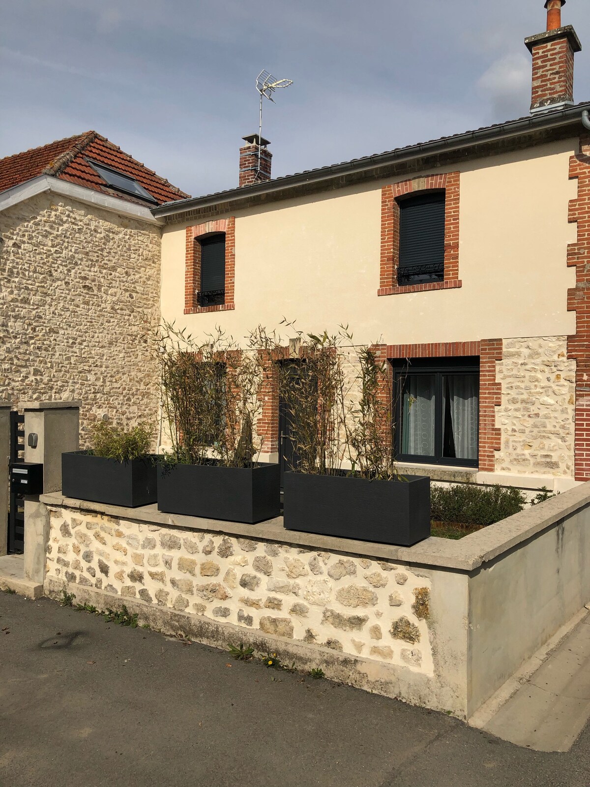距离兰斯（ Reims ）仅7分钟路程的舒适小花园房屋
