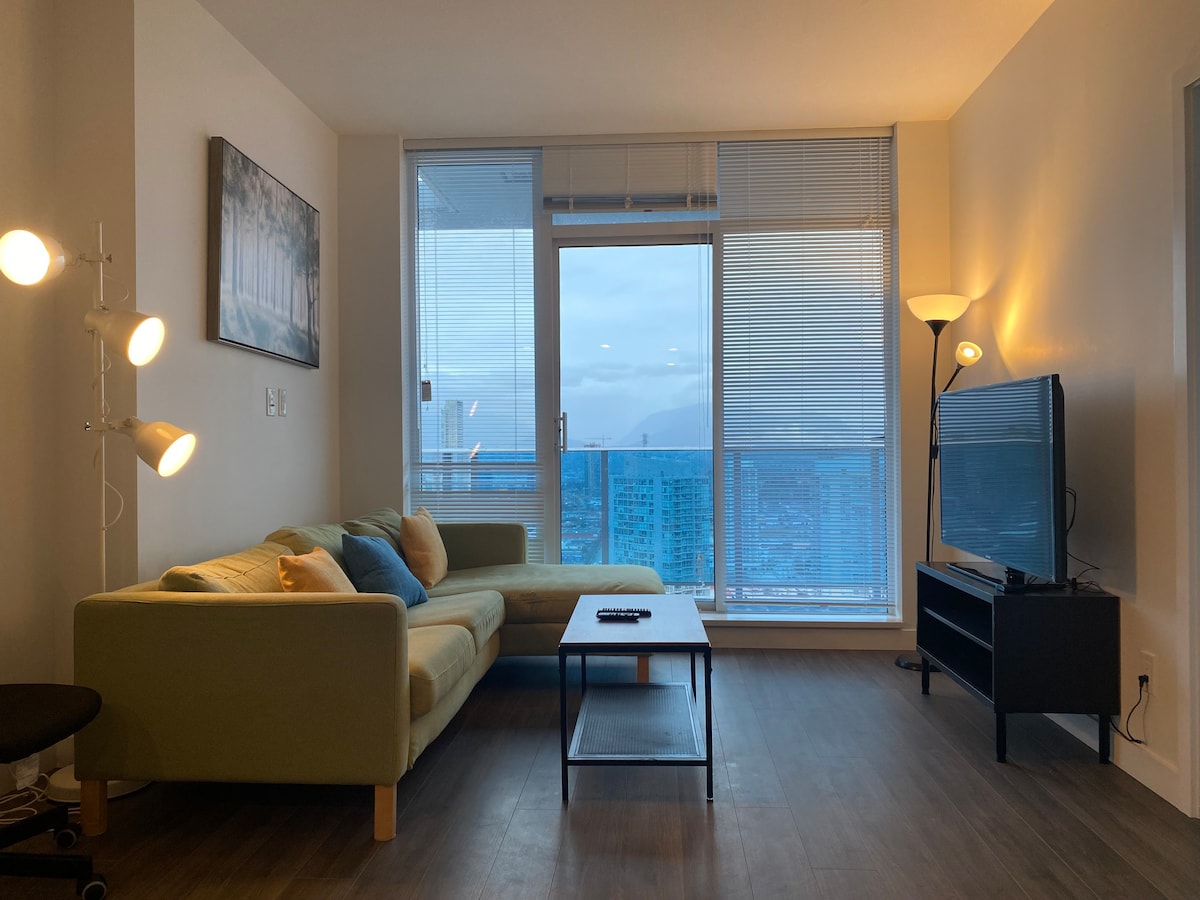 Brandnew Penthouse 2b2b, 3 min to skytrain