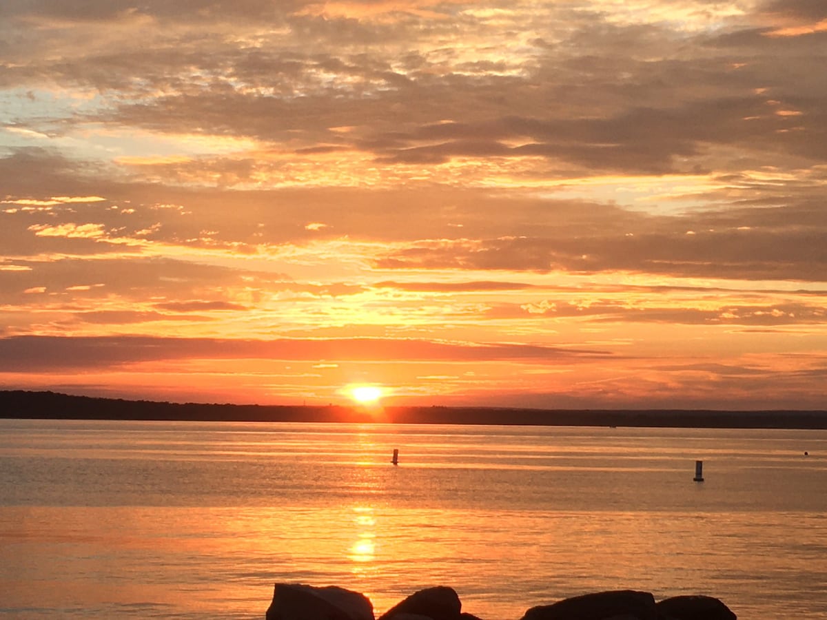 Island Bungalow near Newport, nearby beach/sunset