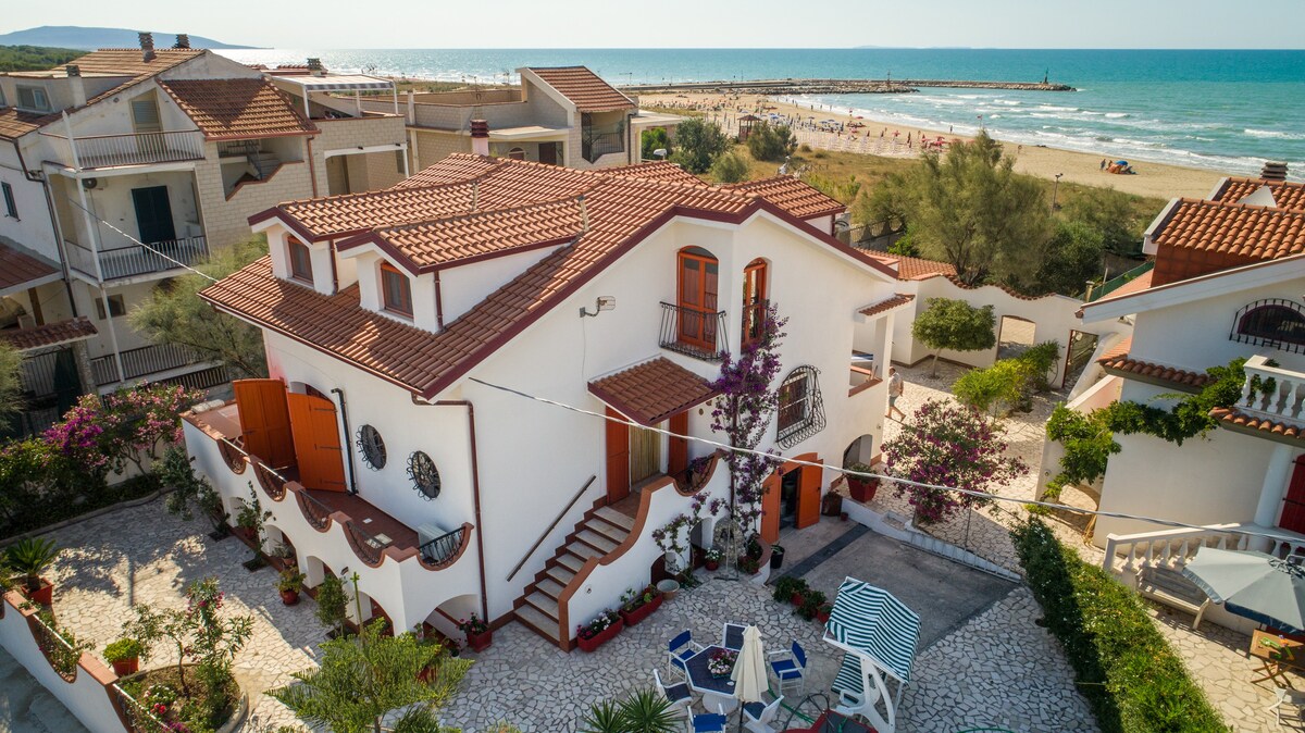 位于加尔加诺湖南别墅（ Villa sul Gargano ）的海与湖之间的公寓