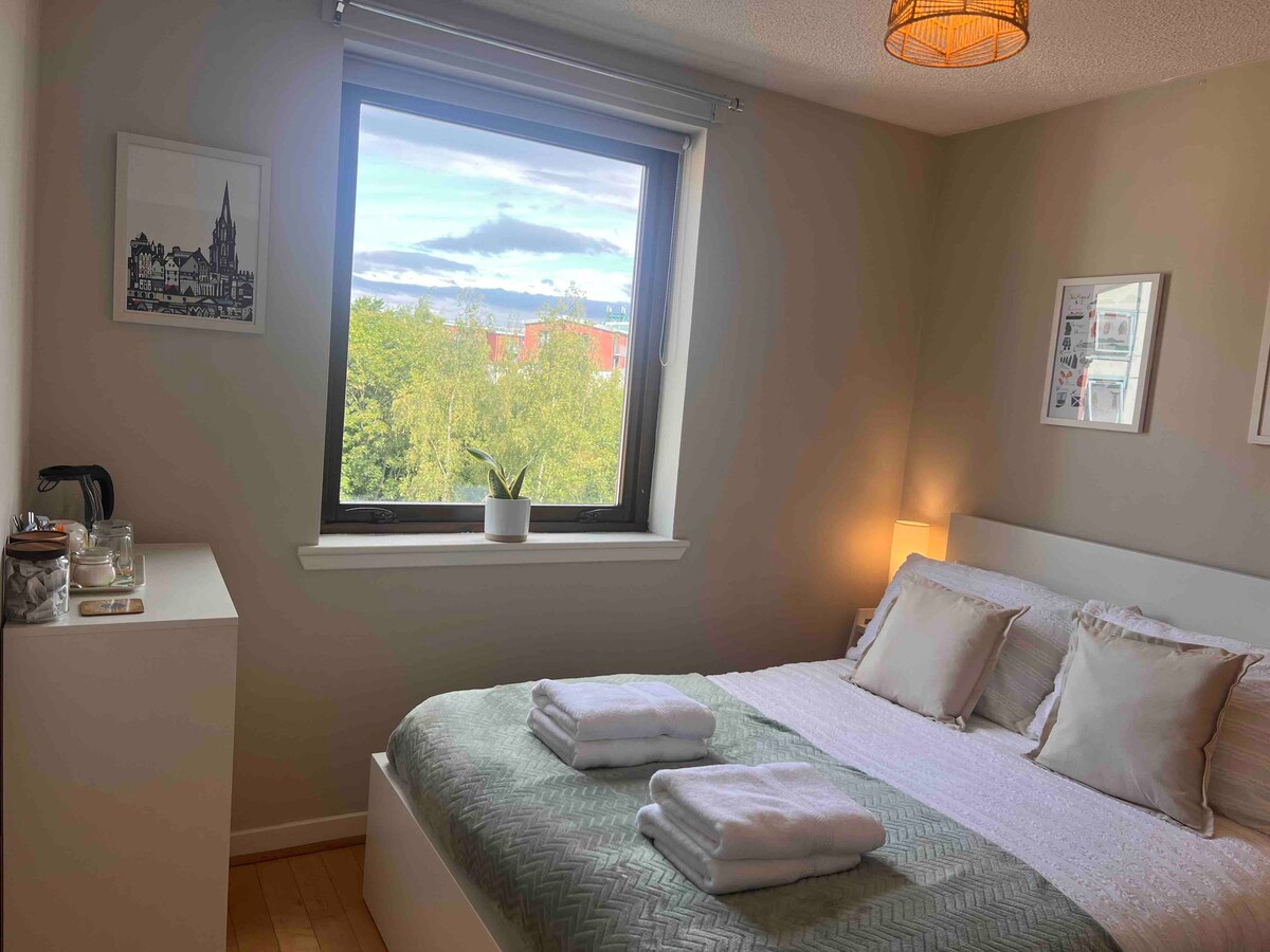 Cosy bedroom in Abbeyhill