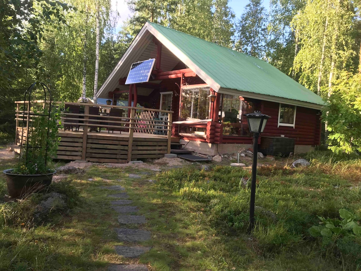 Traditional lakeside cottage, sauna & outside BBQ