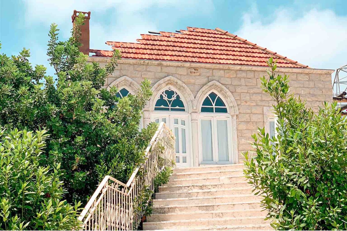 带露台和泳池的美丽黎巴嫩房屋