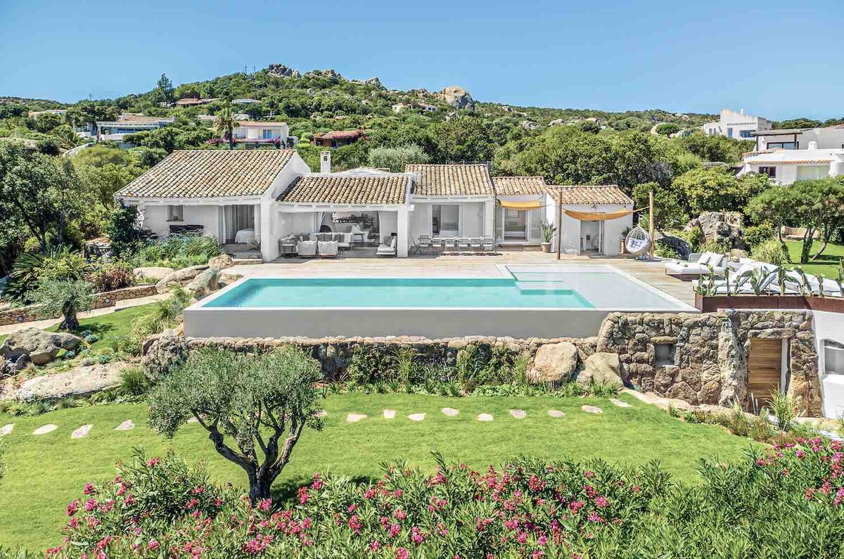 Luxury Villa with stunning Infinity Pool-Sea view
