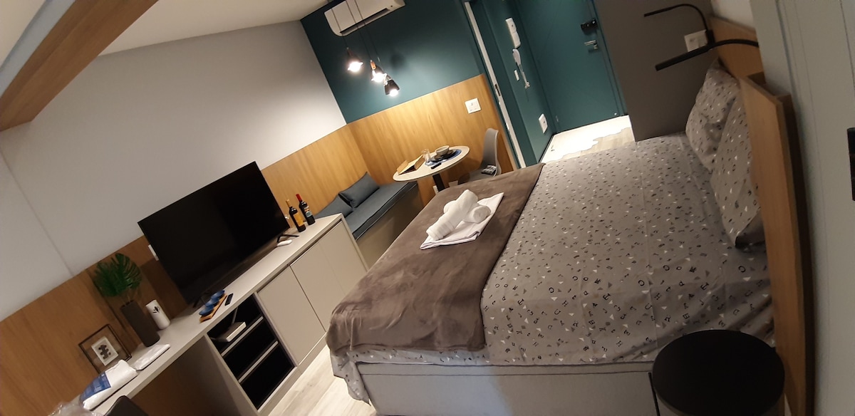 Lindo Studio, NOVINHO,  localizado em uma das melhores areas de Guarulhos e a 9 km do aeroporto. Cercado dos melhores bares e restaurantes da região e a 200 metros do Bosque Maia. Aqui você terá a melhor experiência para sua estadia.