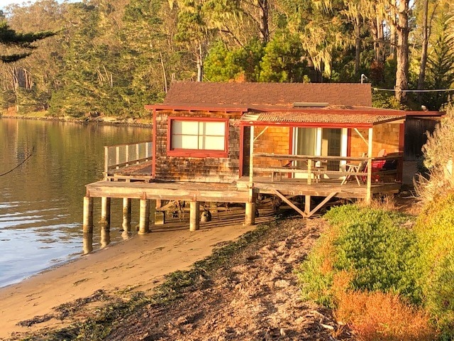 托马莱斯湾（ Tomales Bay ）配备热水浴缸的质朴海滩小屋