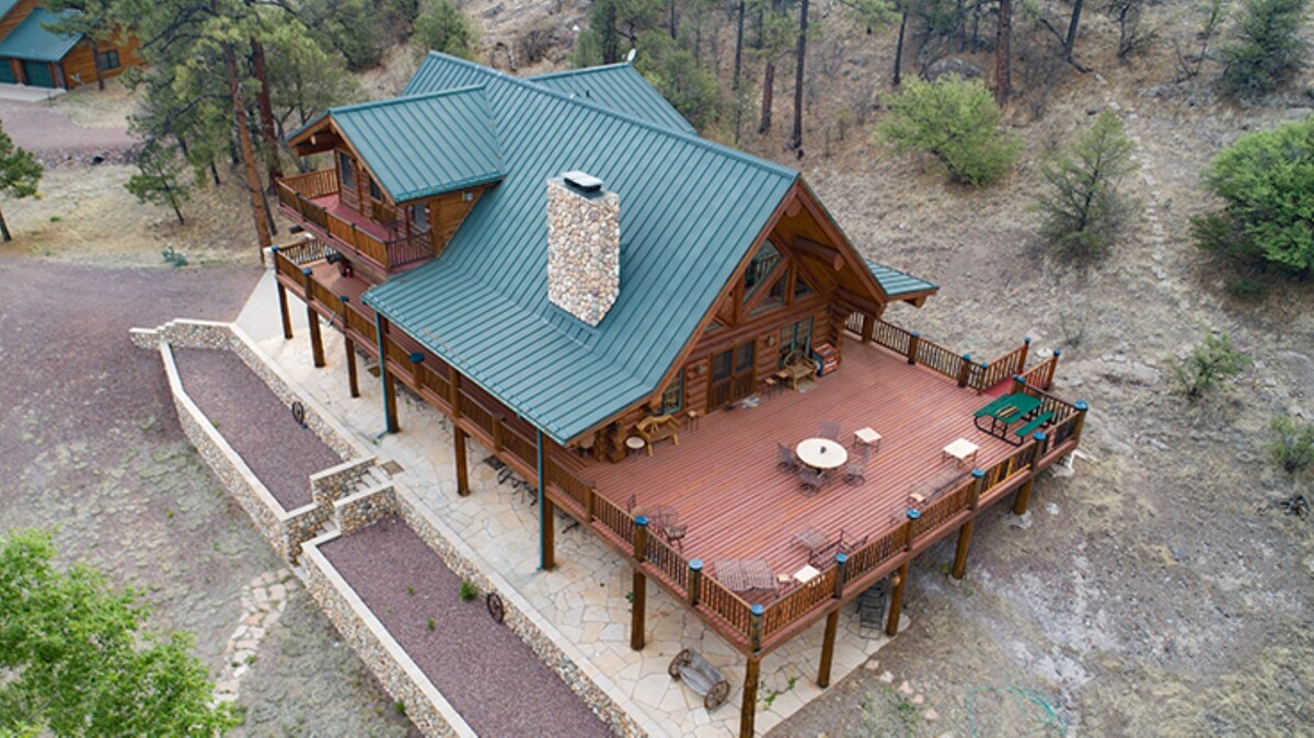 White Mountain Cabin Retreat on 24.4 acres & lake"