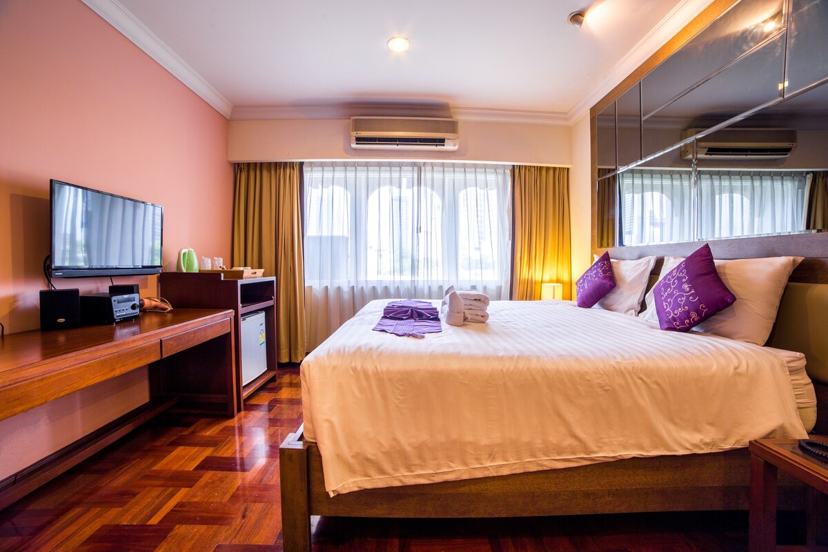 位于市中心帕蓬（ Patpong ）是隆（ Silom ）的舒适客房