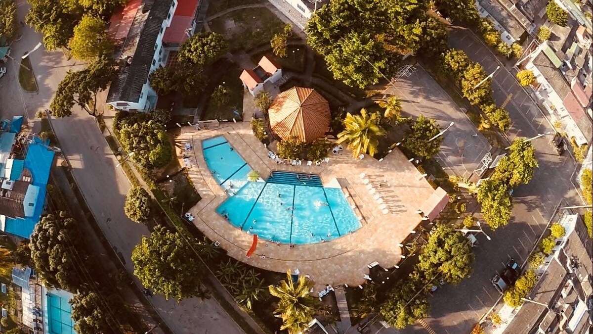 Casa Flandes、游泳池、球场和儿童公园