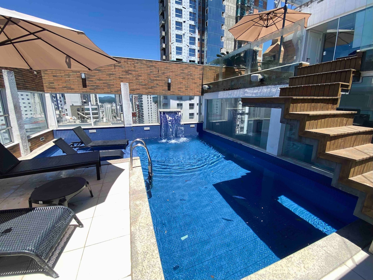 Cobertura com piscina e jardim exclusivos