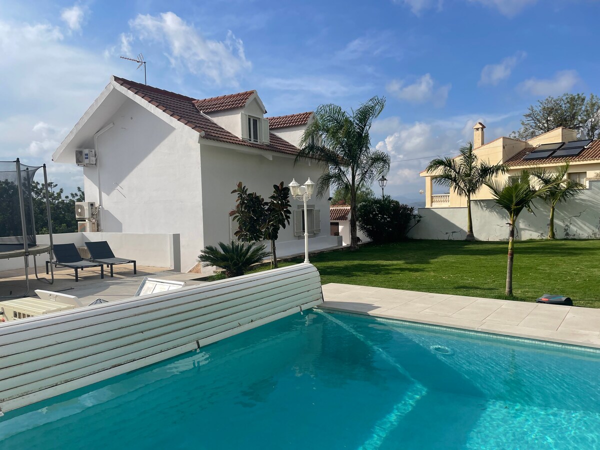 Quiet, cute house with a large pool near the beach