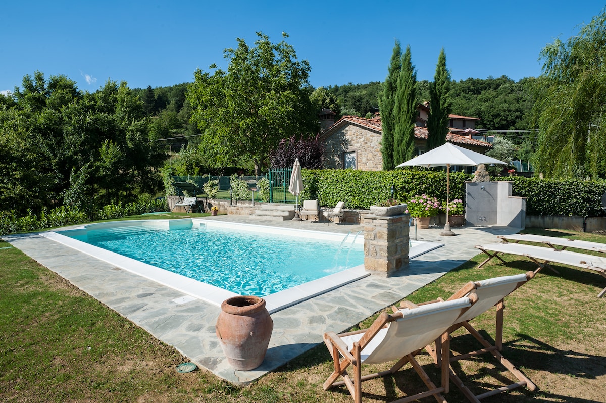 villa con piscina e giardino