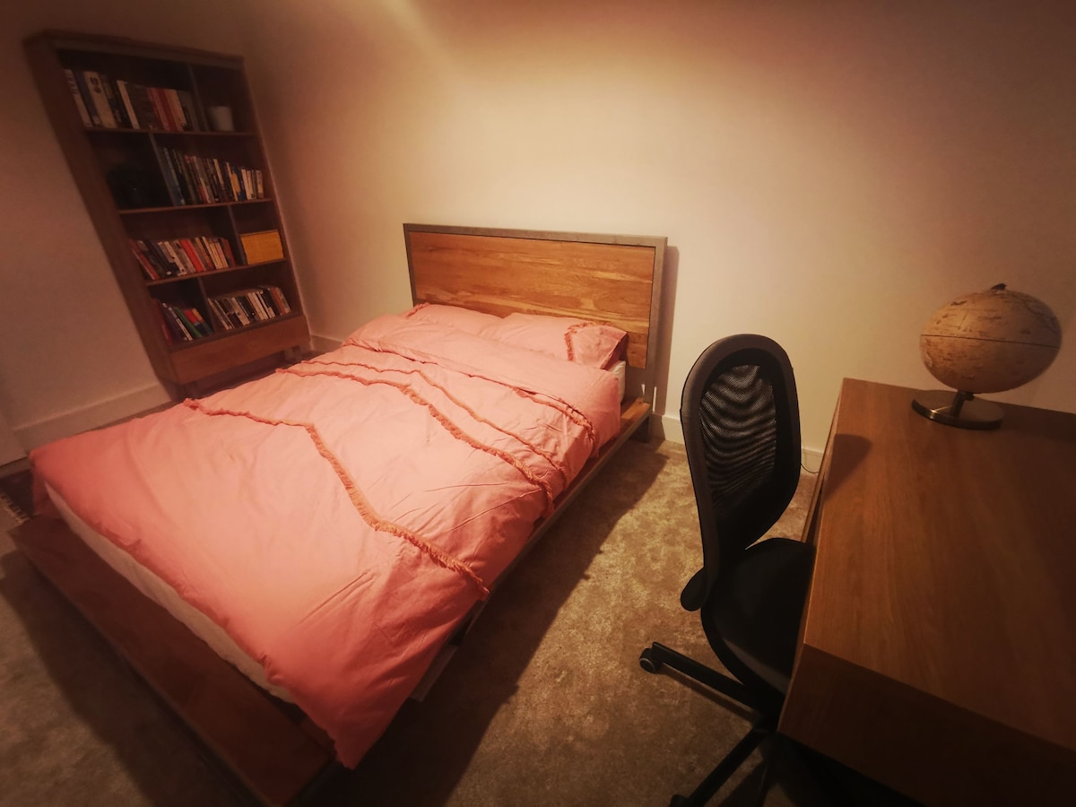 安静有品味的双人卧室，位于住宅中，适合单身专业人士或情侣/夫妻入住