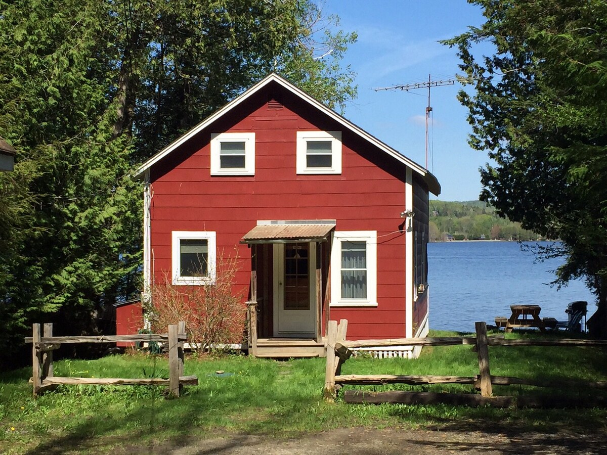 夏日巷湖滨小屋