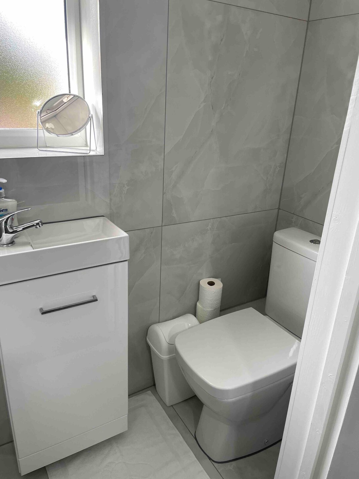 Studio Flat private shower wc  and kitchenette