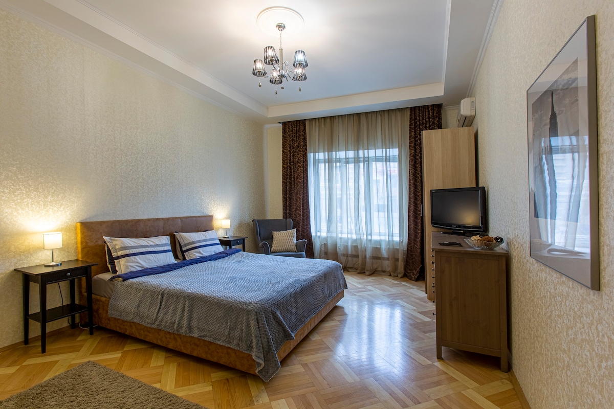 宽敞的公寓，距离贝洛鲁斯卡亚（ Belorusskaya ） 1分钟路程