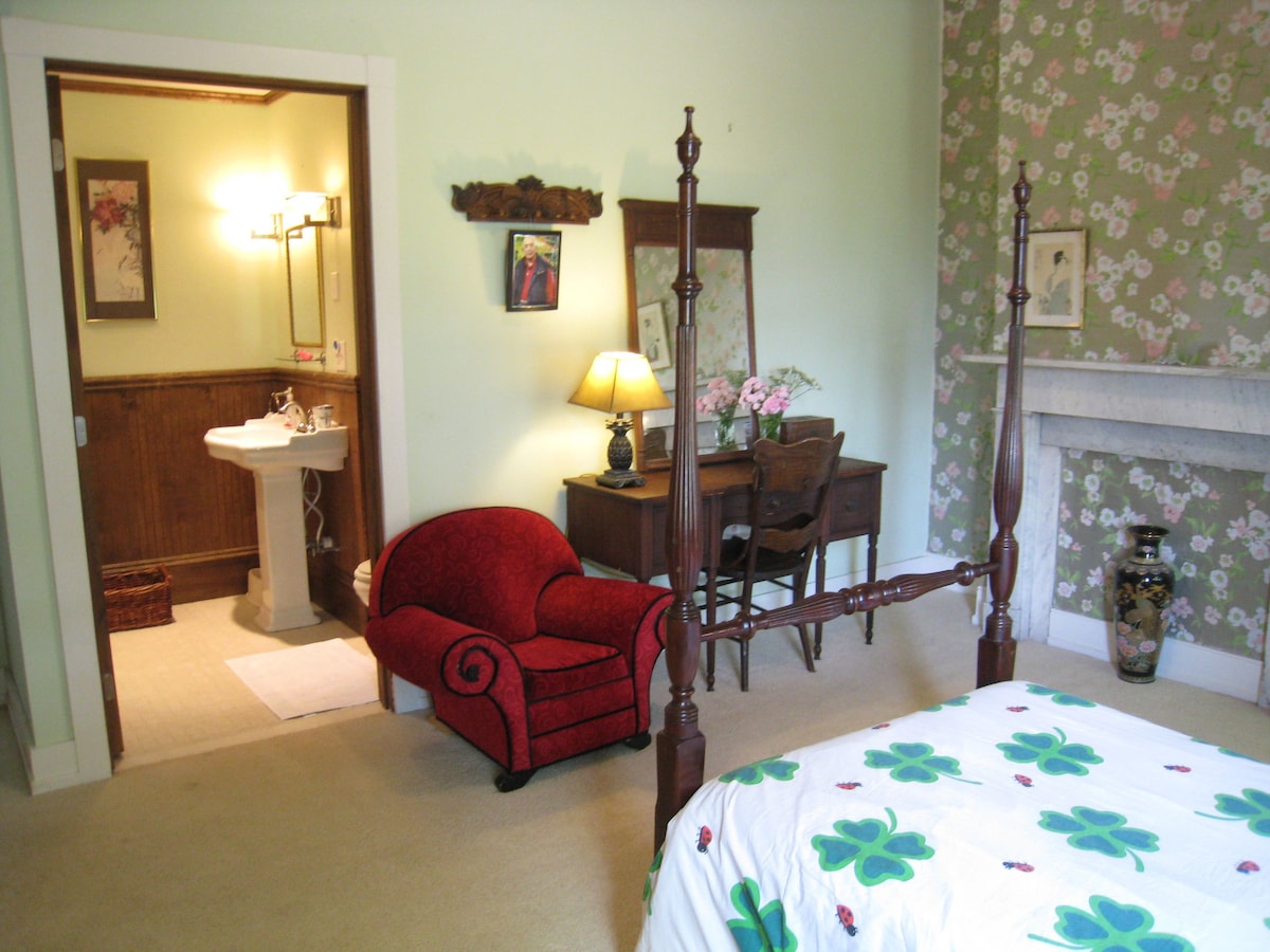 Gracious Old Home (Magdalena Room)