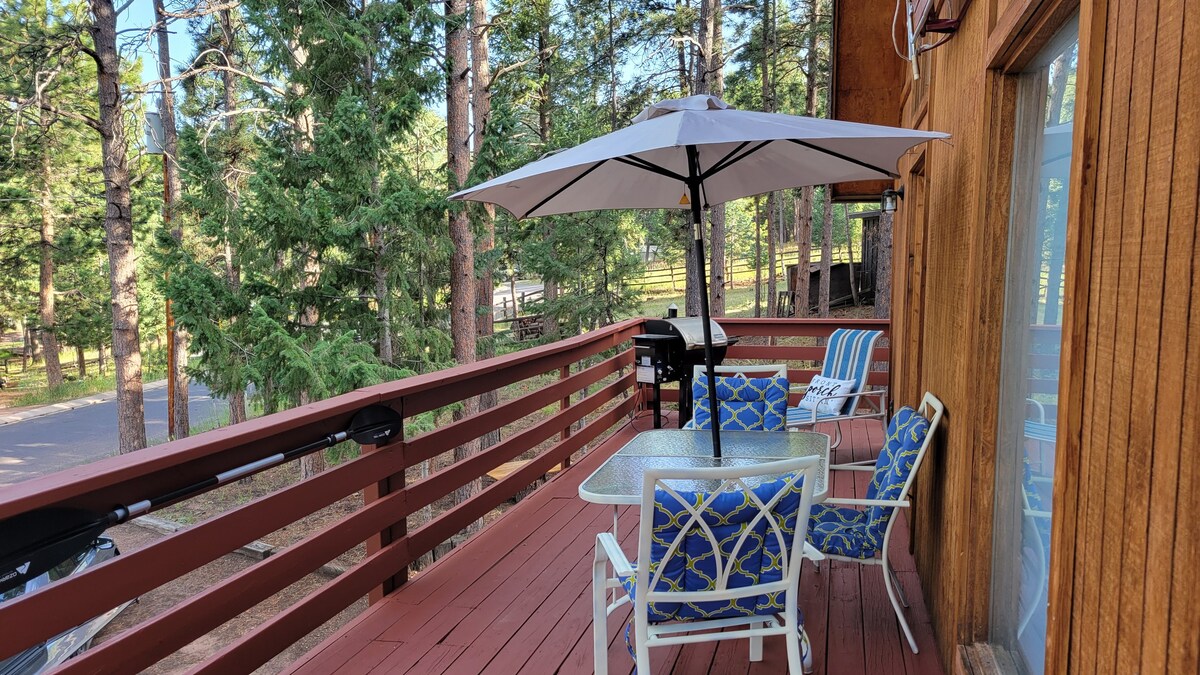 Tackle Mtn Lodge: Loft, activities, relaxation!